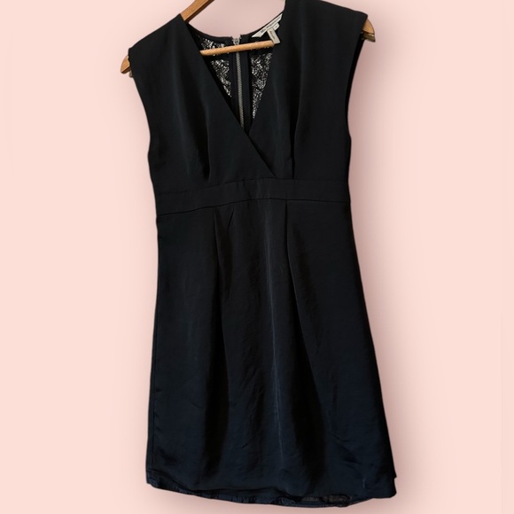 BCBG Generation Black V Neck Lace Shift Dress - Picture 1 of 8